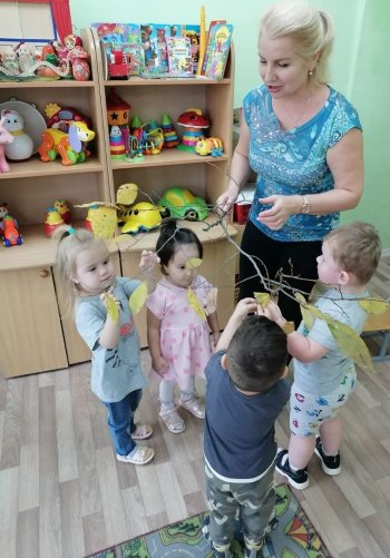 Летают листья, кружатся